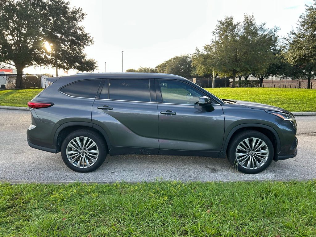 Thumbnail: 2022 Toyota Highlander - 6