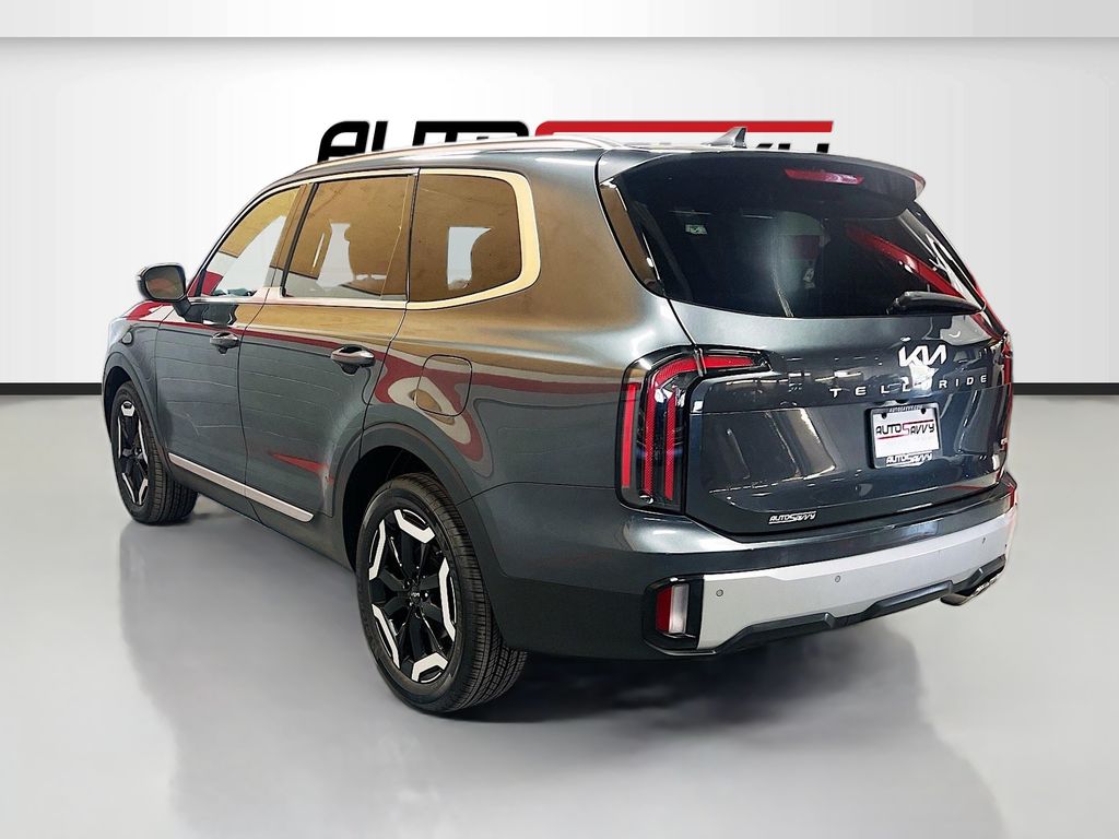 Used 2023 Gravity Gray Kia EX image 5