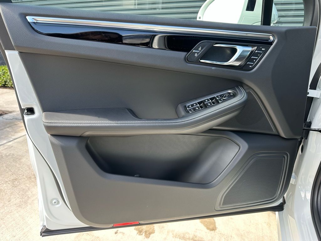 Thumbnail: 2026 Porsche Macan - 19