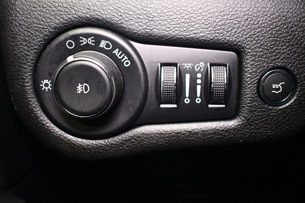 Thumbnail: 2023 Jeep Cherokee - 18