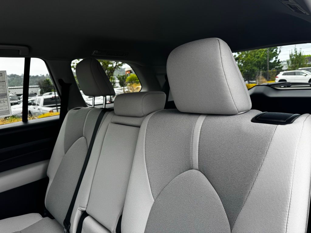 2025 Toyota Grand Highlander LE AWD photo 17