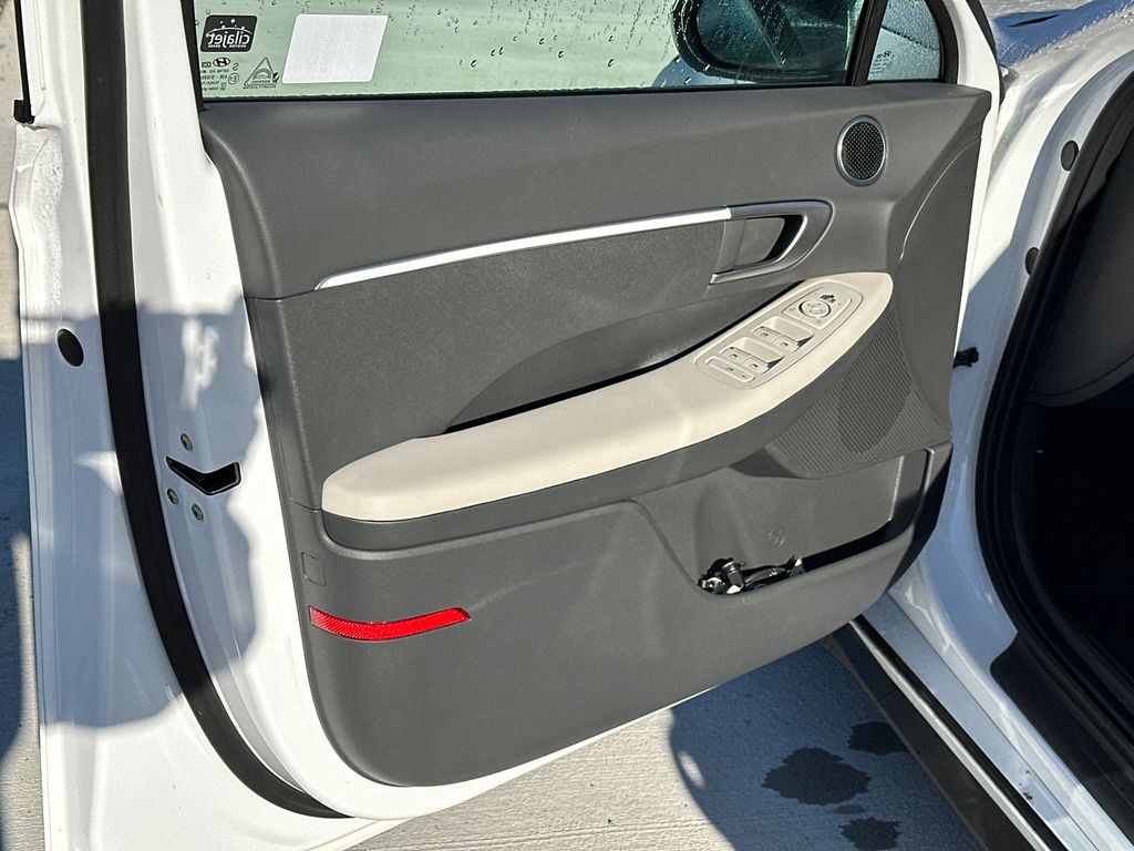 New 2025 White Hyundai SE image 11