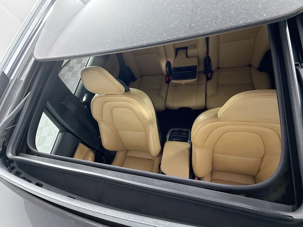 2017 Volvo XC90 T6 Momentum 22