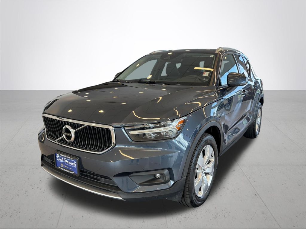 2022 Volvo XC40 Momentum