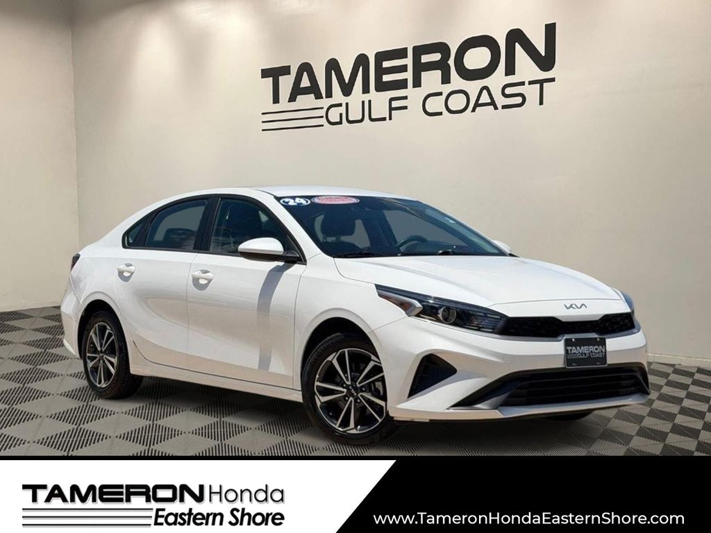 Snow White Pearl 2024 Kia Forte LXS FWD Sedan Front-Wheel Drive Continuously Variable Transmission