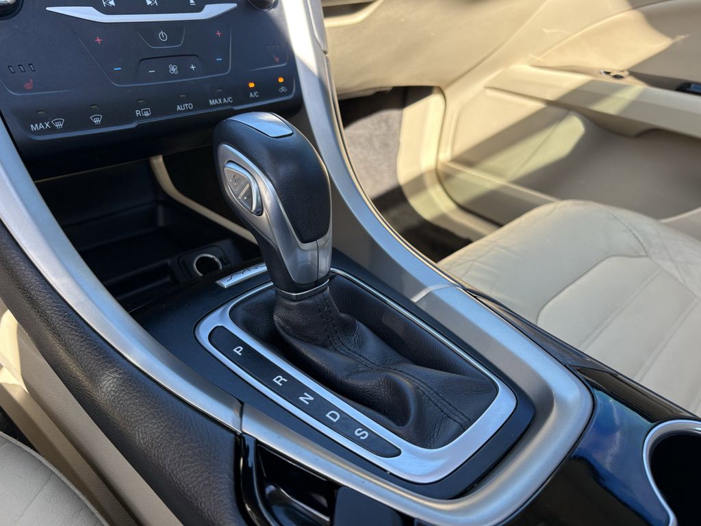 Used 2015 White Platinum Clearcoat Metallic Ford SE image 21