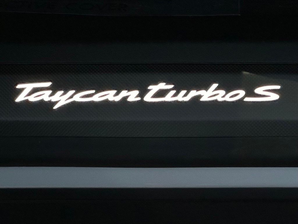 2024 Porsche Taycan Turbo S 16