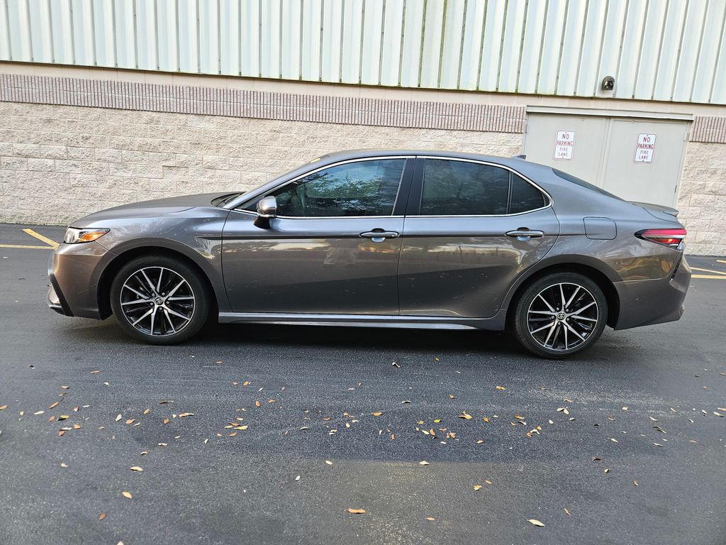 2024 Toyota Camry SE 2