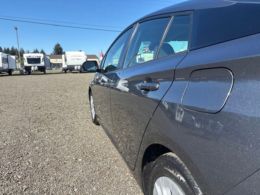 2022 Magnetic Gray Metallic Toyota Prius L FWD Hatchback
