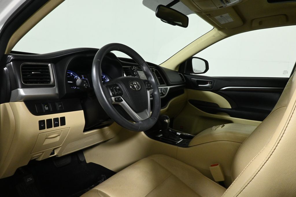 Thumbnail: 2016 Toyota Highlander - 15