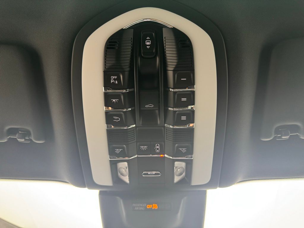 Thumbnail: 2025 Porsche Macan - 29