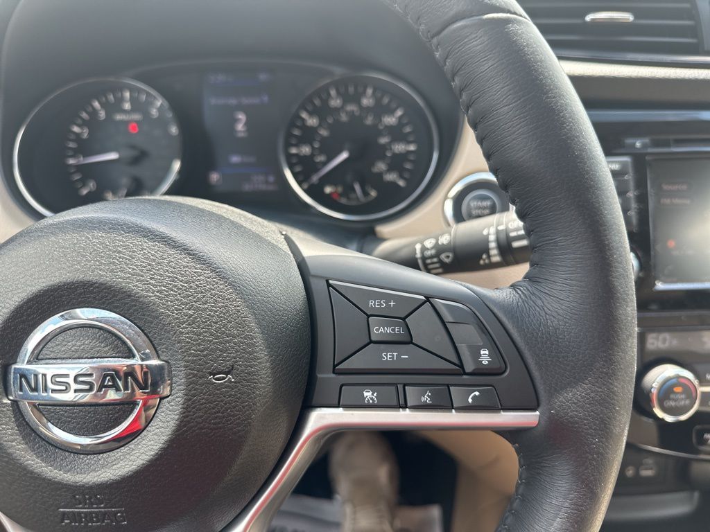 2018 Pearl White Nissan Rogue SV FWD SUV