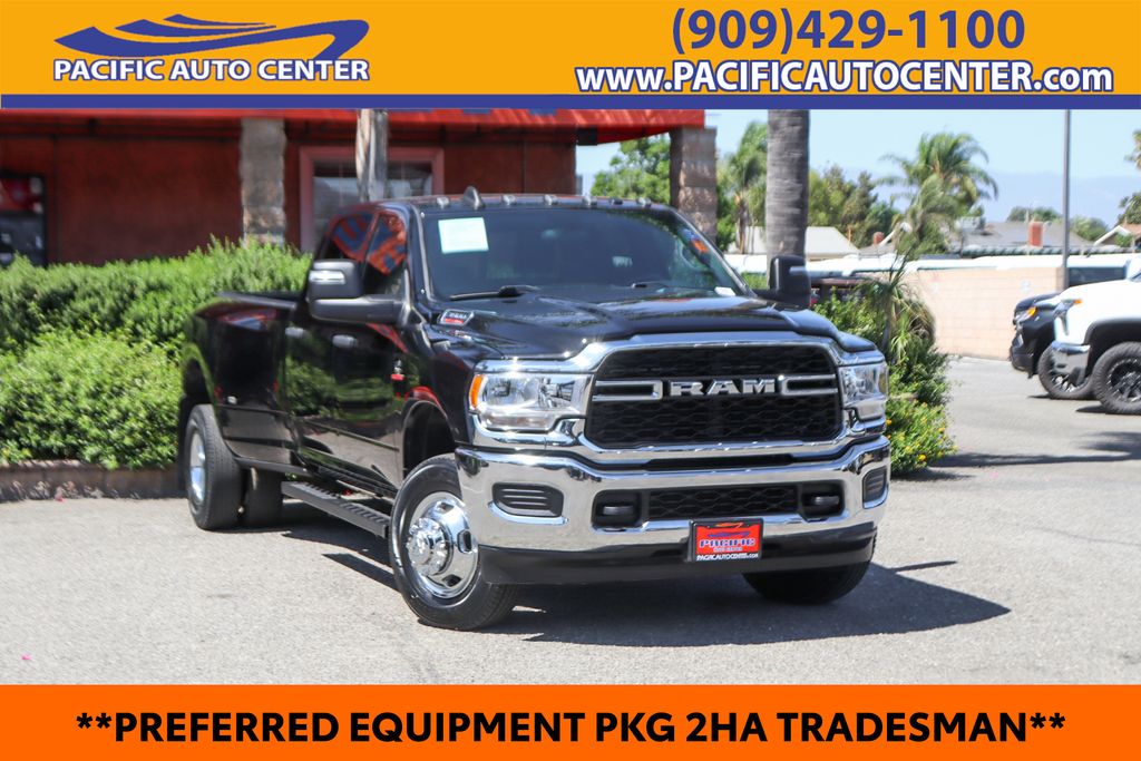 Diamond Black Crystal Pearlcoat 2024 RAM 3500 Pickup Truck Four-Wheel Drive 6-Speed Automatic