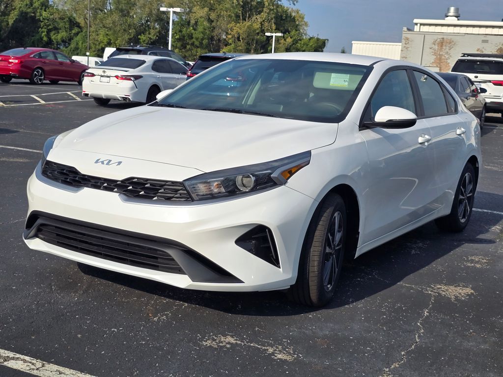 Used 2024 White Kia LXS image 3