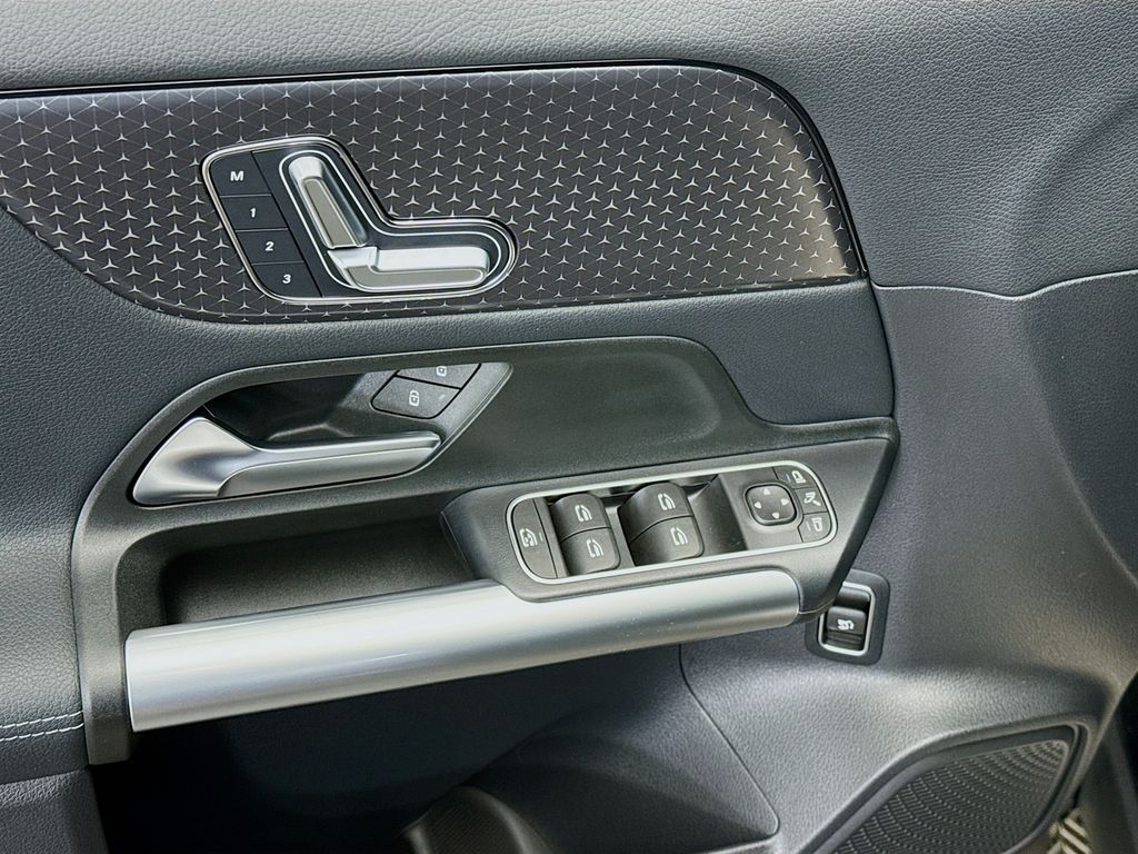 Thumbnail: 2025 Mercedes-Benz GLA - 21