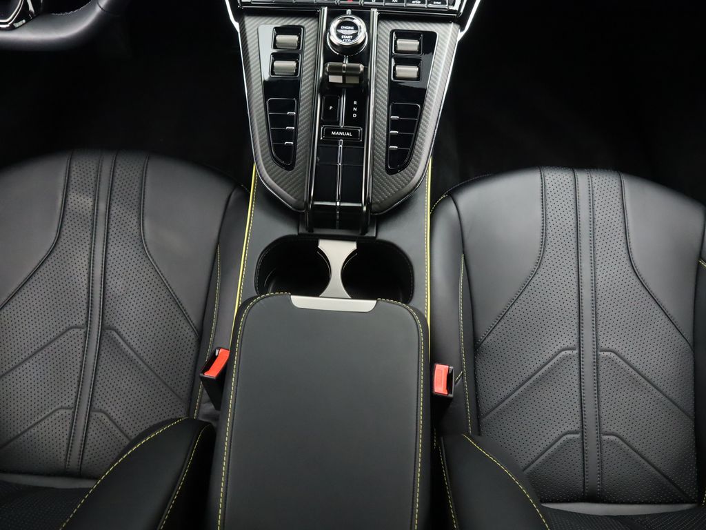 2025 Aston Martin Vantage  17