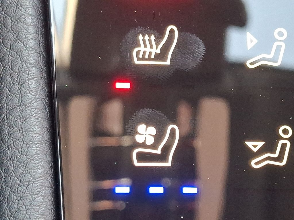 Thumbnail: 2026 Porsche Macan - 25