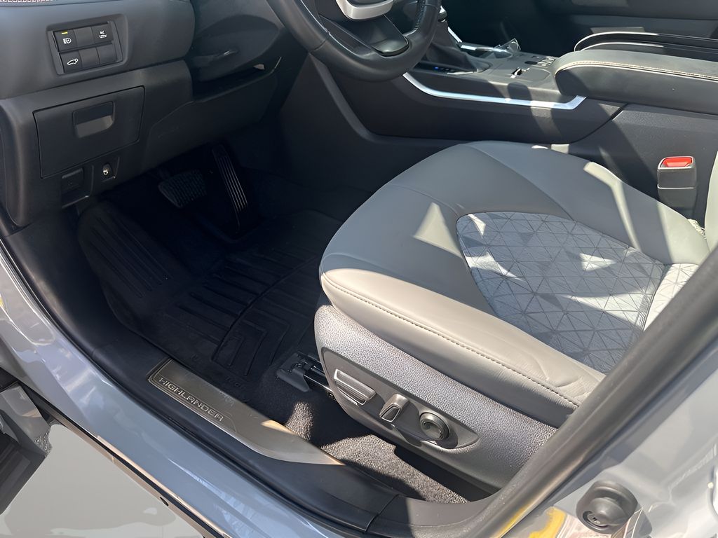 Used Car 2023 Toyota Highlander Hybrid  Bronze Edition For Sale Under $40,000 In Austin, Texas