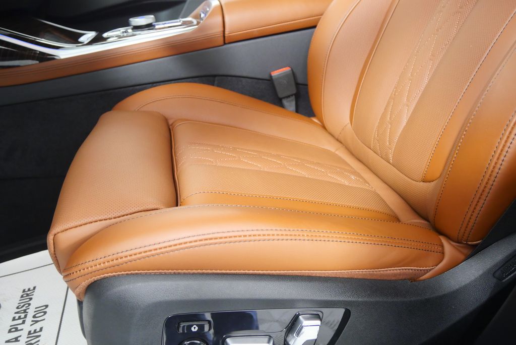 Thumbnail: 2026 BMW X7 - 10