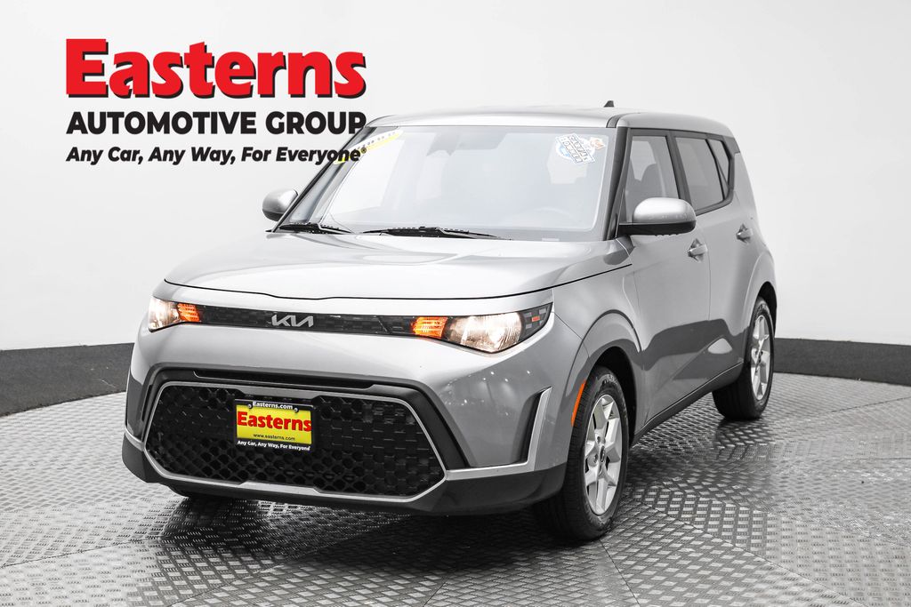 2023 Kia Soul LX's photo