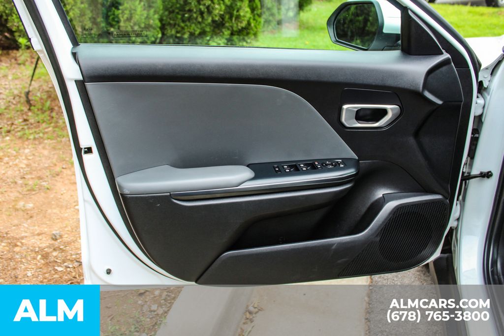 Used 2025 White Kia LXS image 36