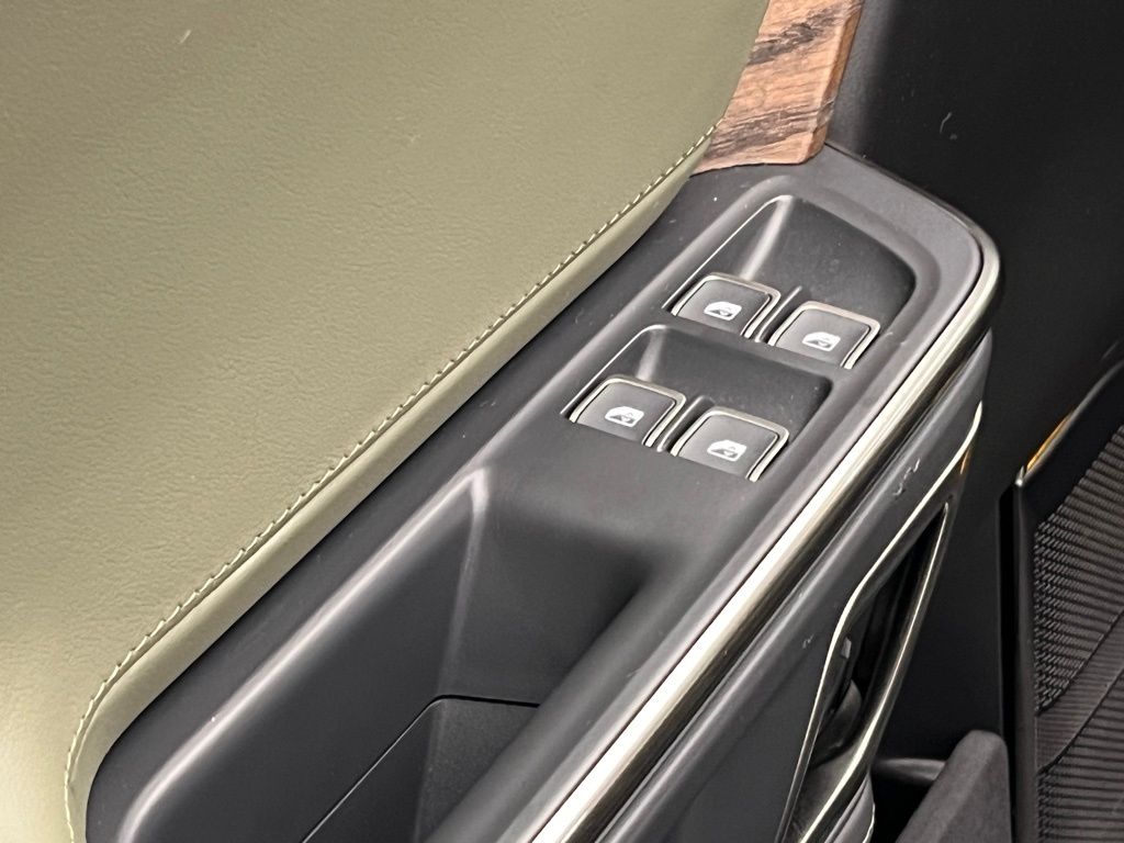 Thumbnail: 2023 Rivian R1S - 21