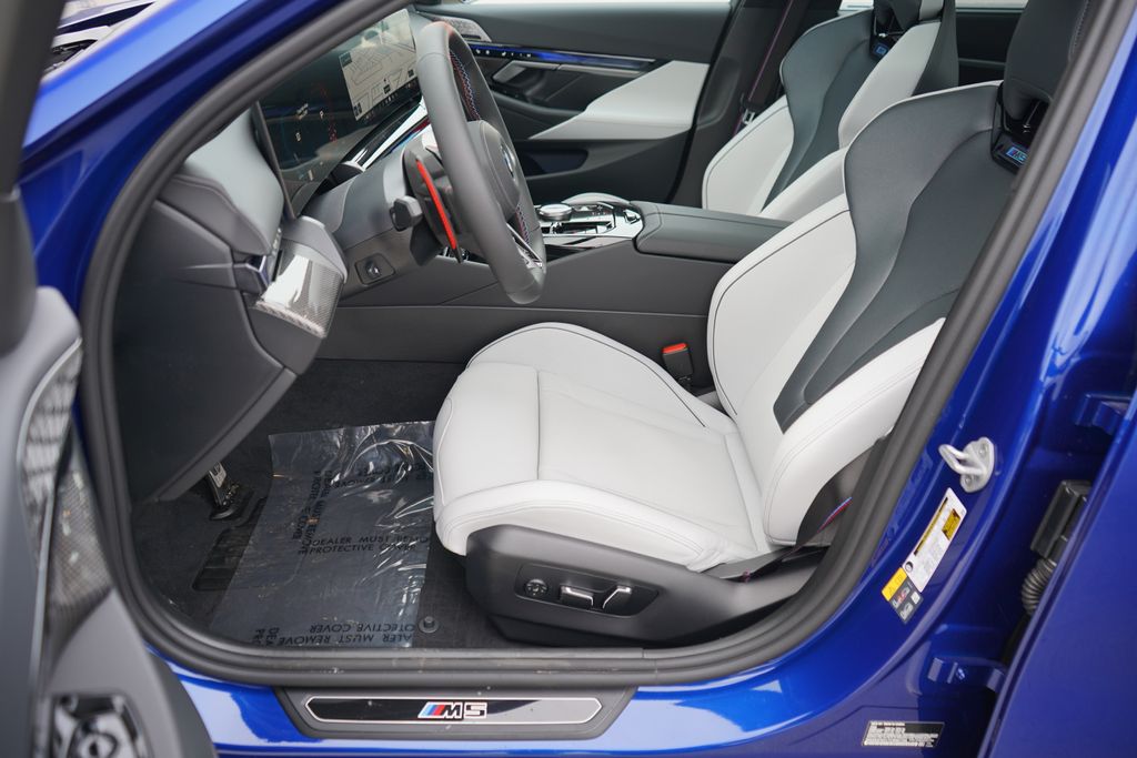 Thumbnail: 2026 BMW M5 - 12