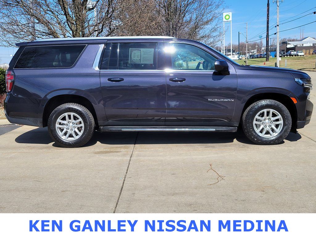 2023 Chevrolet Suburban LT photo
