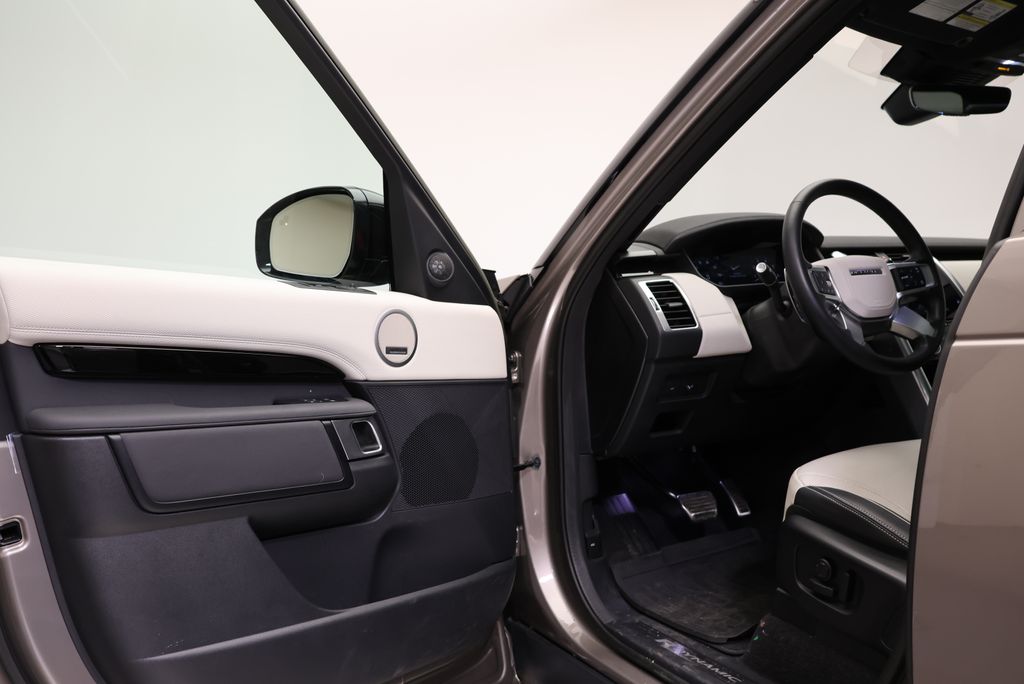 Thumbnail: 2023 Land Rover Discovery - 29