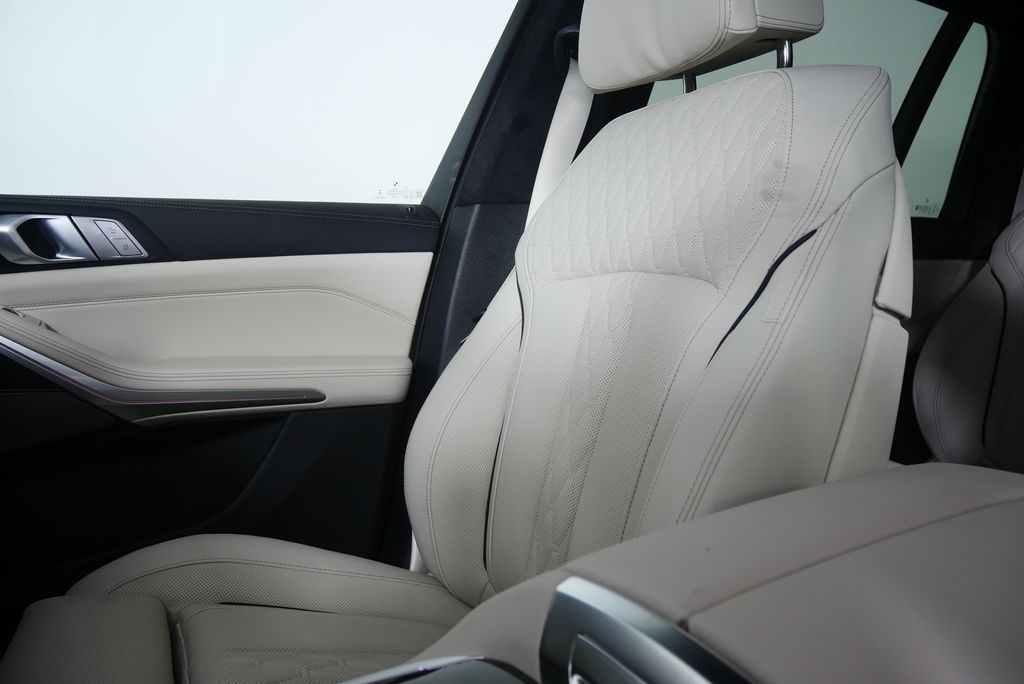 Thumbnail: 2026 BMW X7 - 25