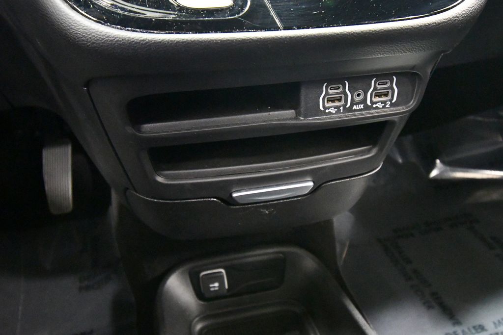 Used 2025 Chrysler Pacifica Van