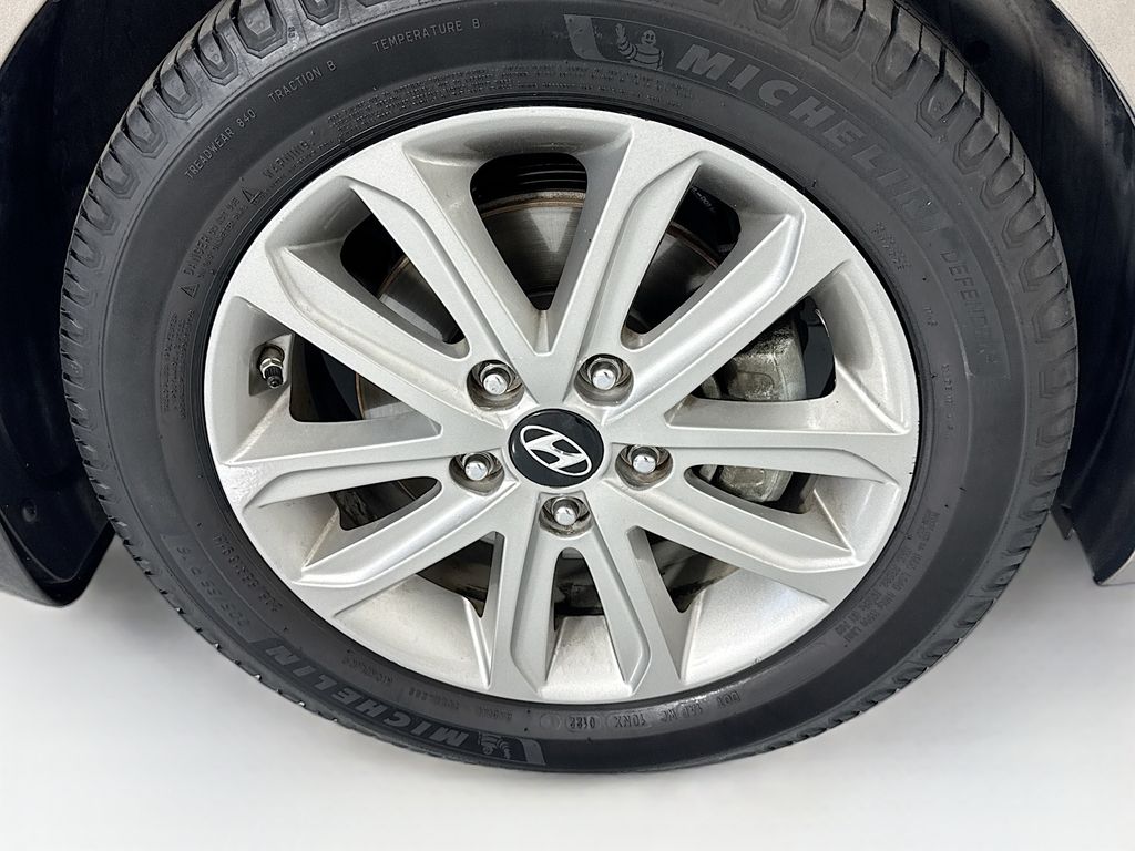 Thumbnail: 2015 Hyundai Elantra - 32