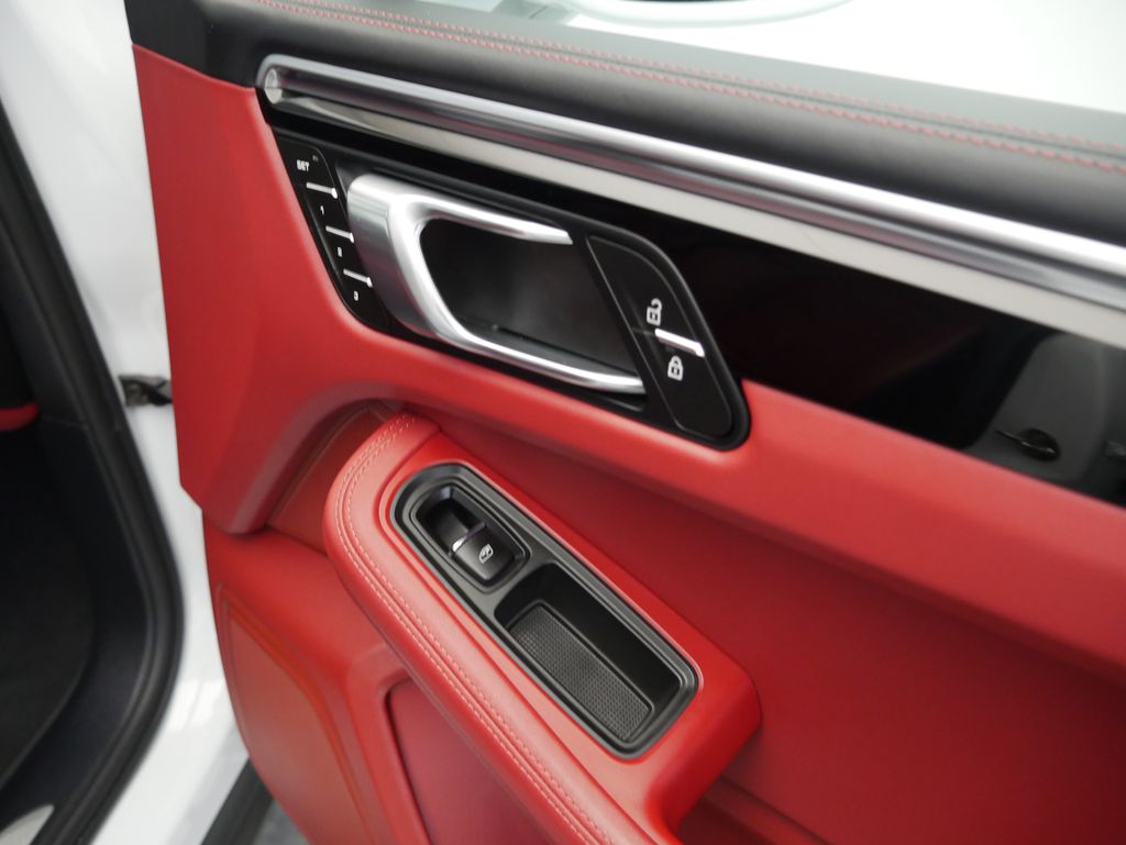 Thumbnail: 2023 Porsche Macan - 27