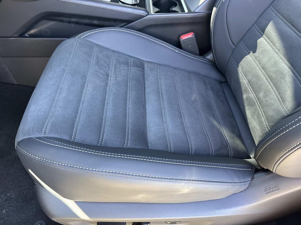 2025 Mitsubishi Outlander Plug-in Hybrid SE - Photo 24