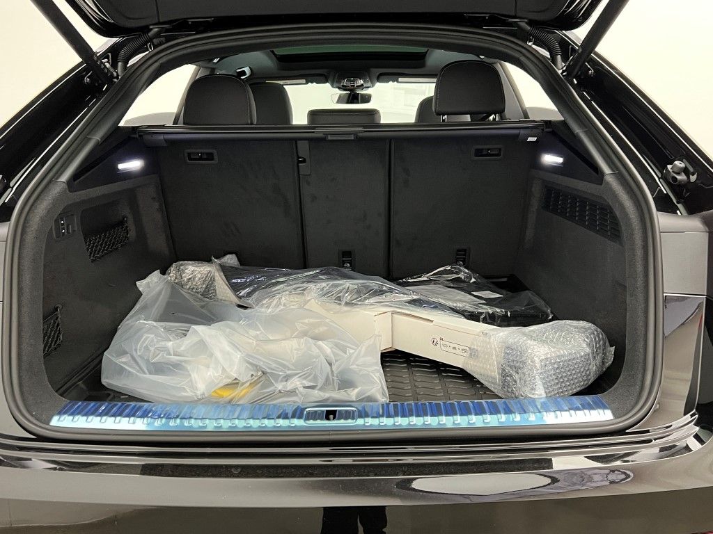 Thumbnail: 2026 Audi Q8 - 9