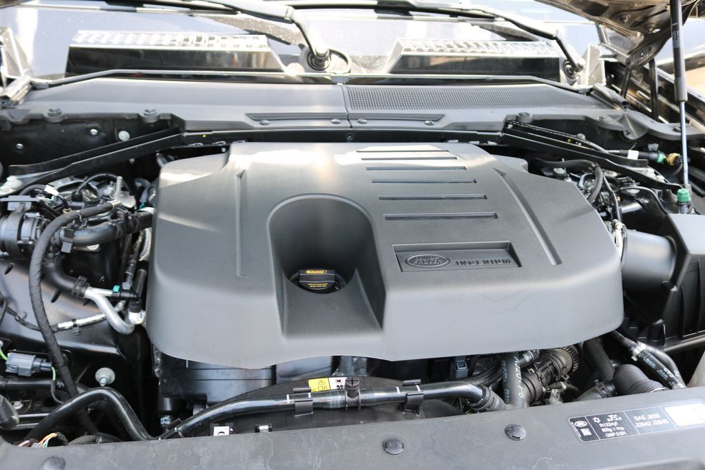 Used 2025  Land Rover X-Dynamic SE image 10