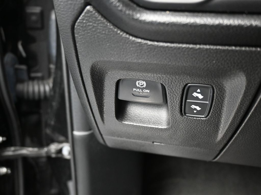 Used 2020 Diamond Black Crystal Pearlcoat Ram Laramie image 35