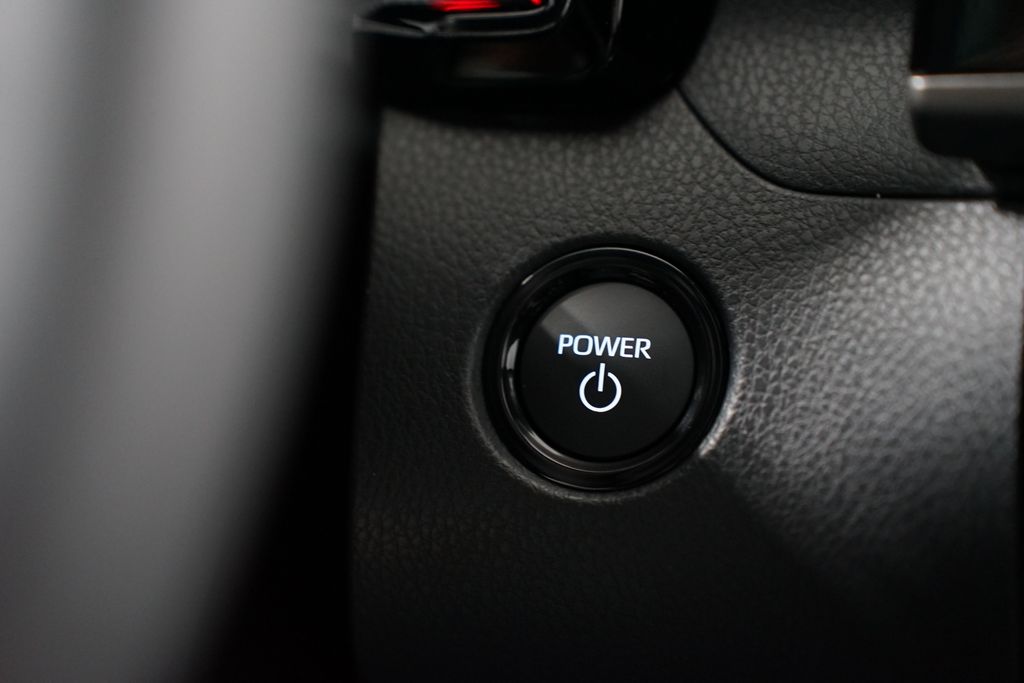 2025 Toyota Camry SE 24