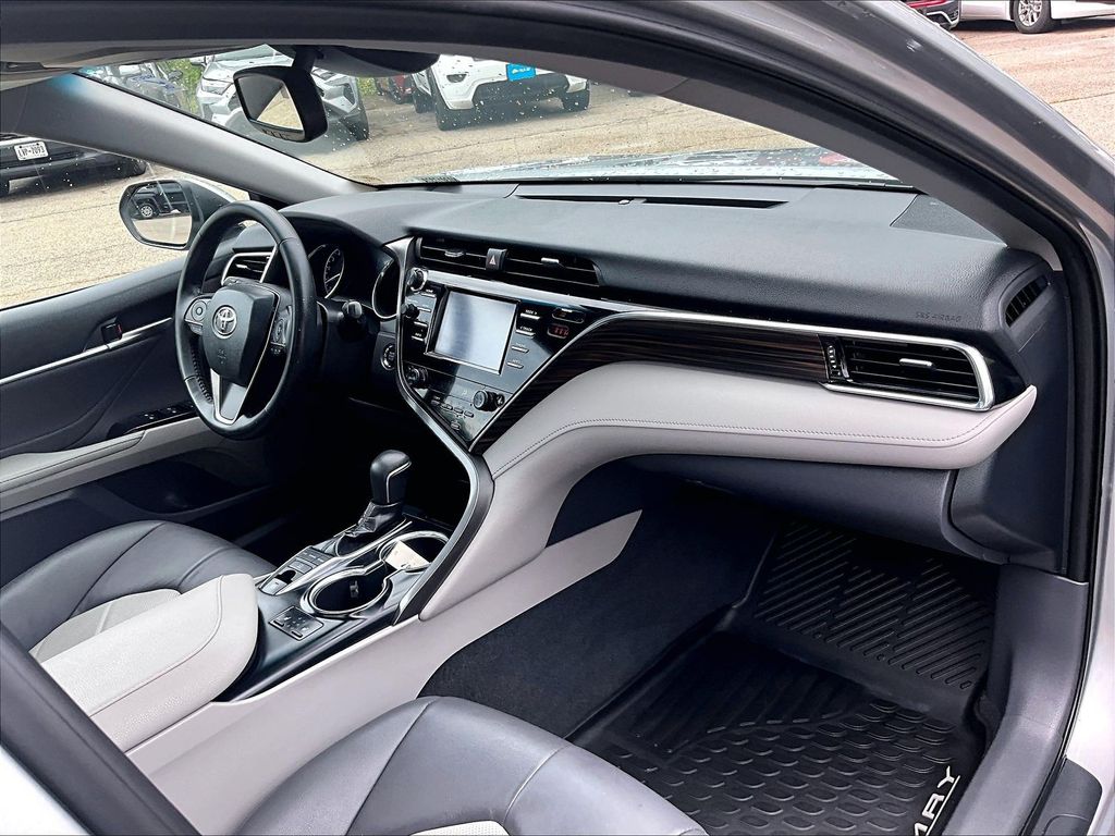 2018 Toyota Camry — photo 14