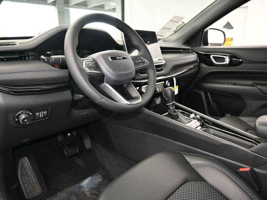 New 2026 bright white clearcoat Jeep Latitude image 12