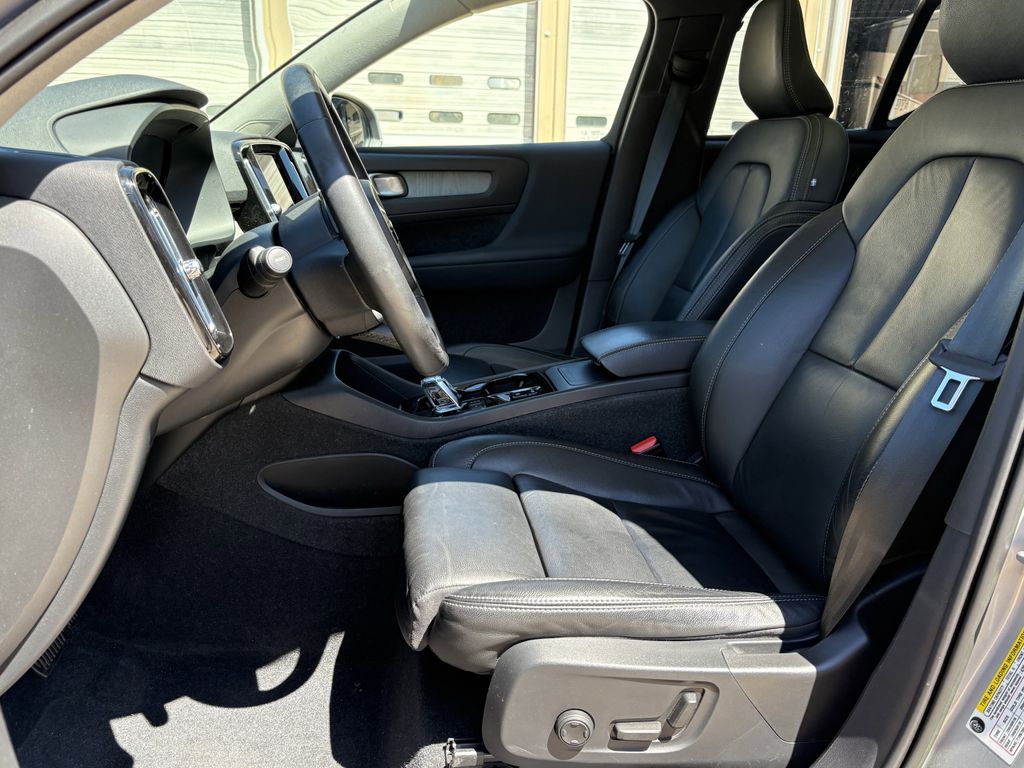 2023 Volvo XC40 B5 Plus Bright Theme - 11