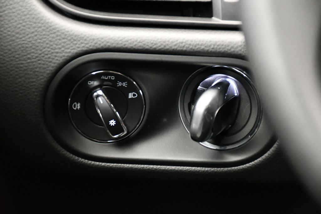 Thumbnail: 2026 Porsche Macan - 25