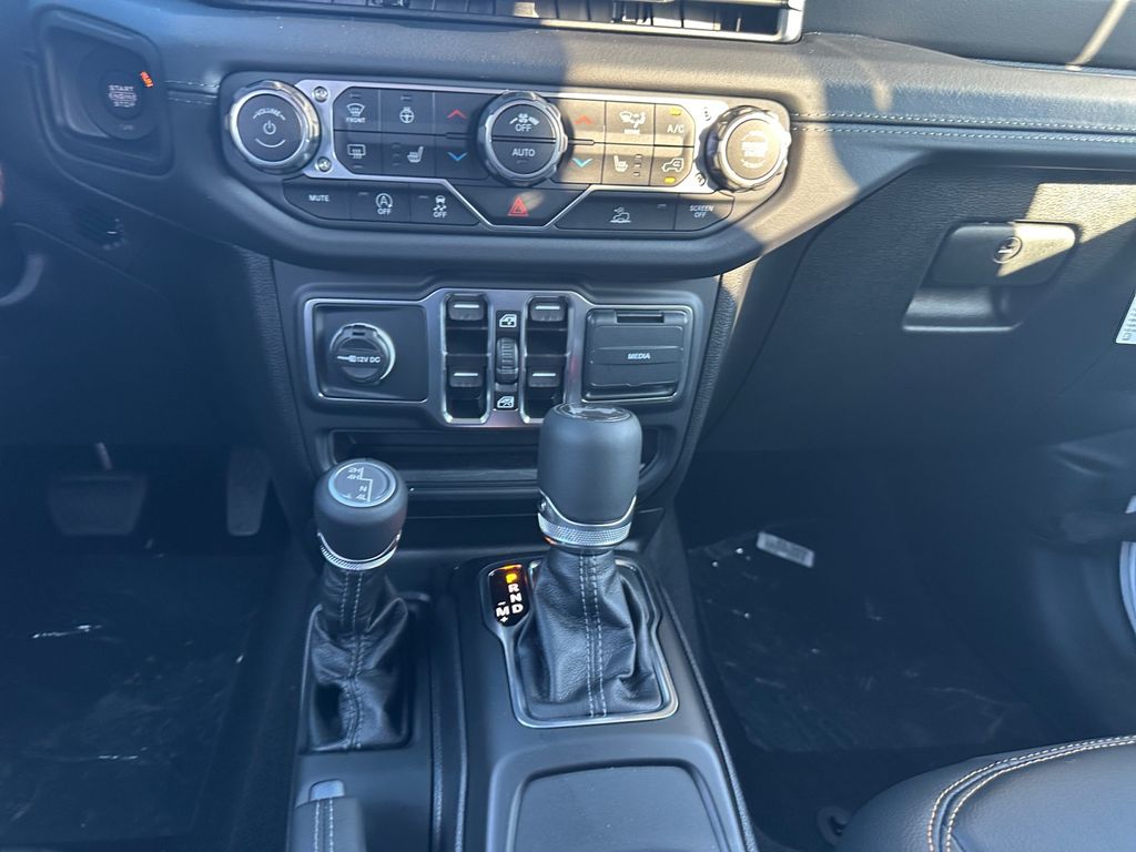 2025 Jeep Wrangler 4-Door Sahara - Photo 11