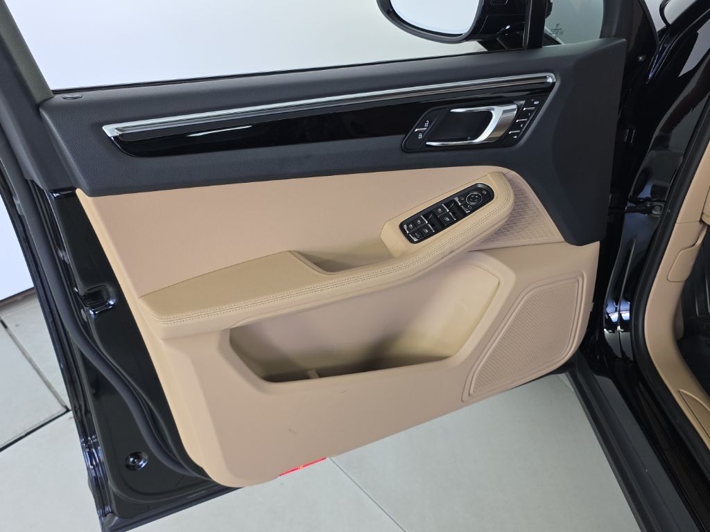 Thumbnail: 2023 Porsche Macan - 13