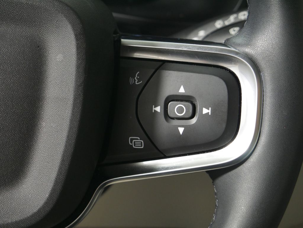 Thumbnail: 2023 Volvo XC40 - 17