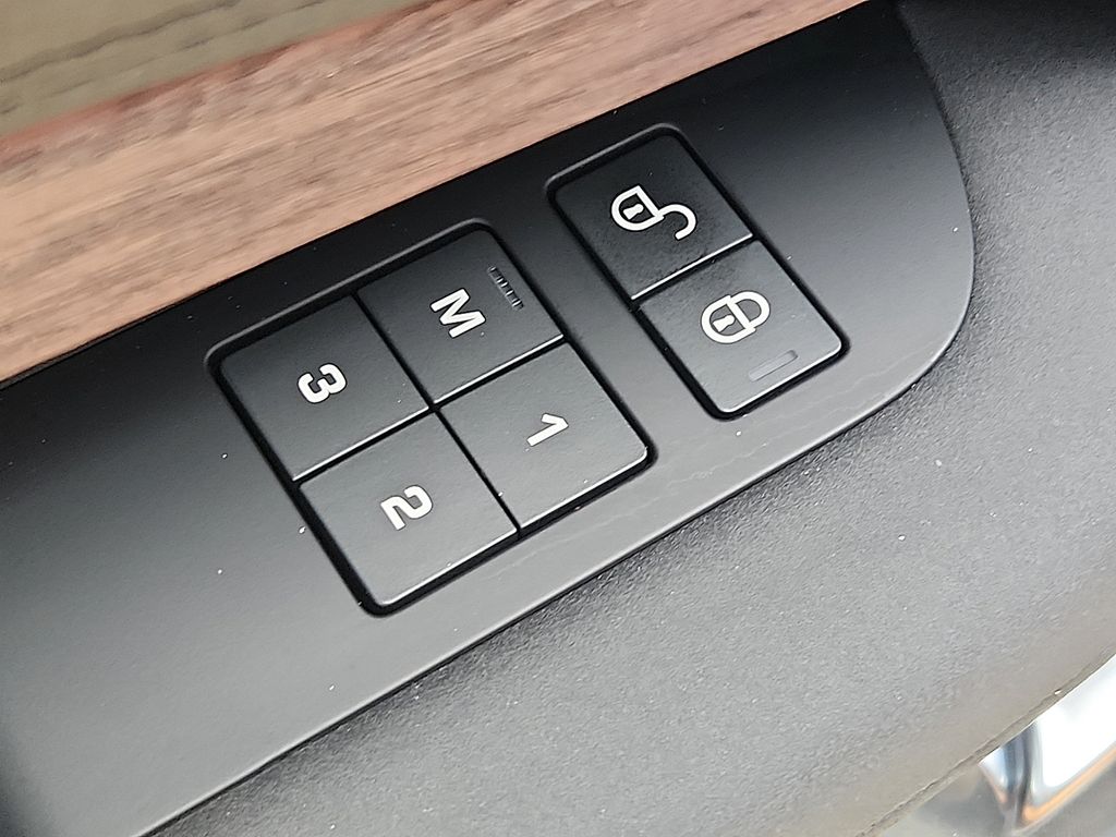 Thumbnail: 2020 Land Rover Discovery - 27