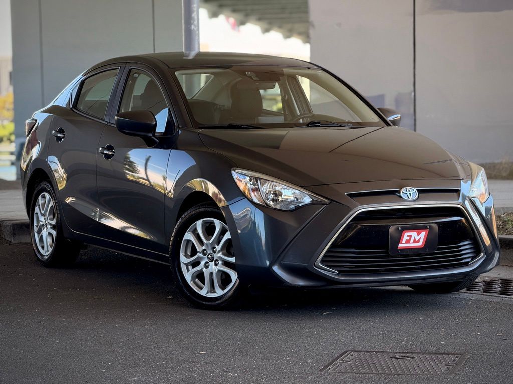 2018 Toyota Yaris iA Gris (Graphite) Sedán Tracción delantera 6 velocidades Automática