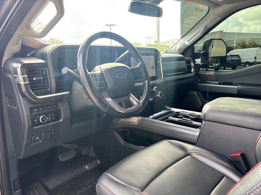 Used 2024  Ford Lariat image 6