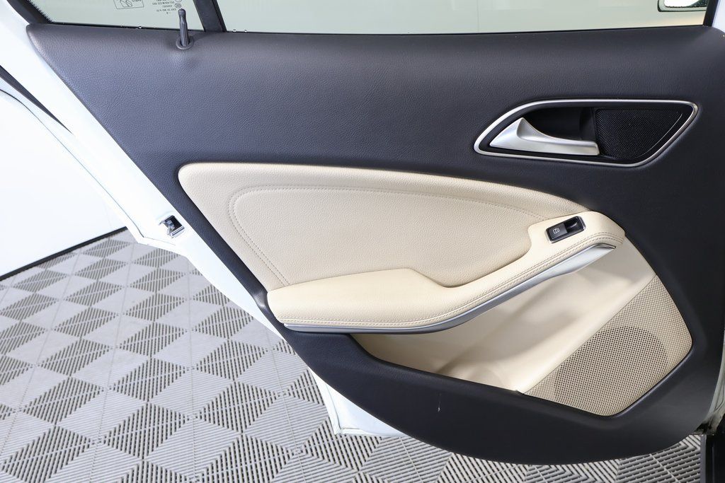 Thumbnail: 2017 Mercedes-Benz GLA - 13