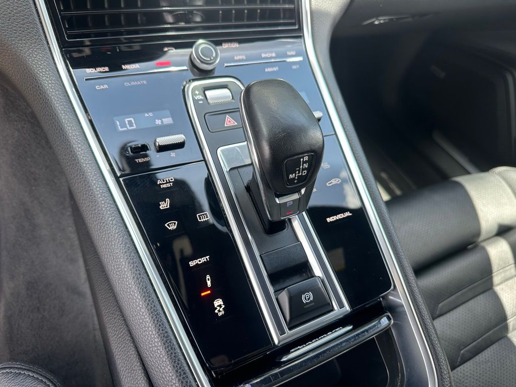 2018 Porsche Panamera  24
